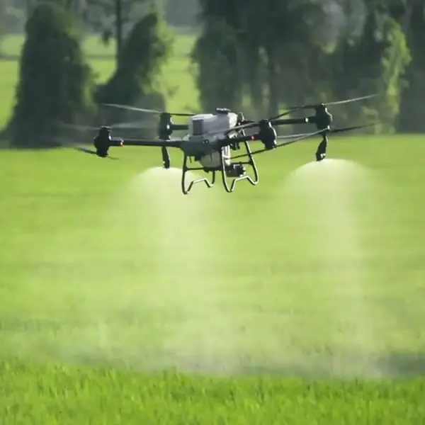 Drone pulverizando rente a uma lavoura baixa