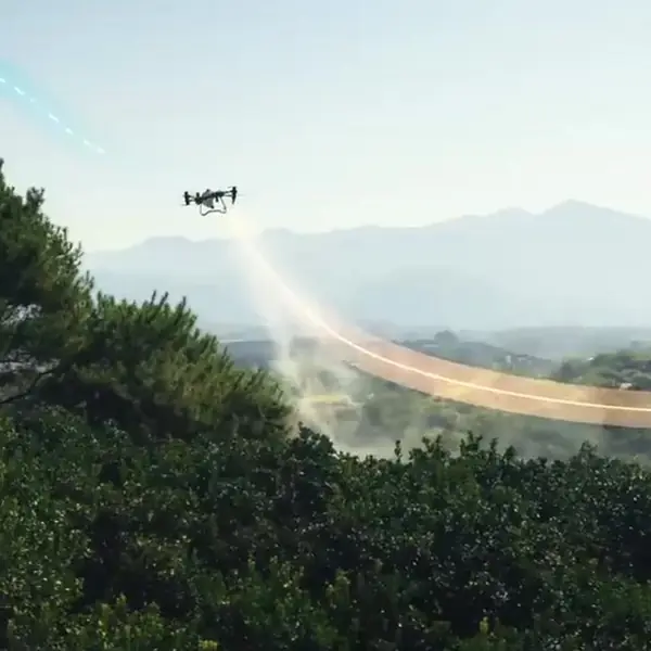 Drone desviando de árvores em voo