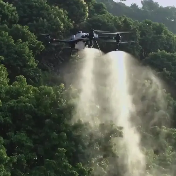 Drone pulverizando uma encosta de mata